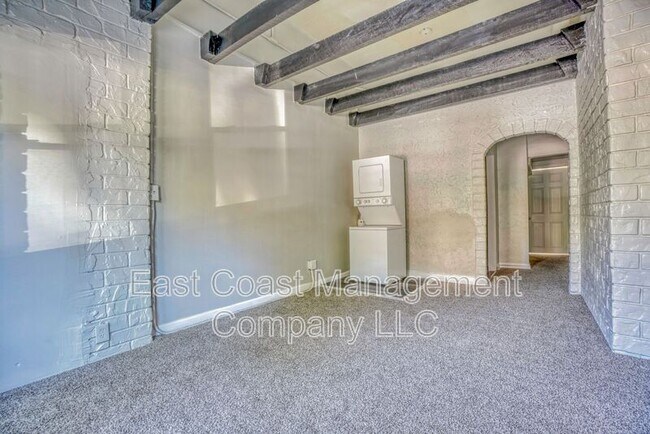 Building Photo - 2213 N Charles St