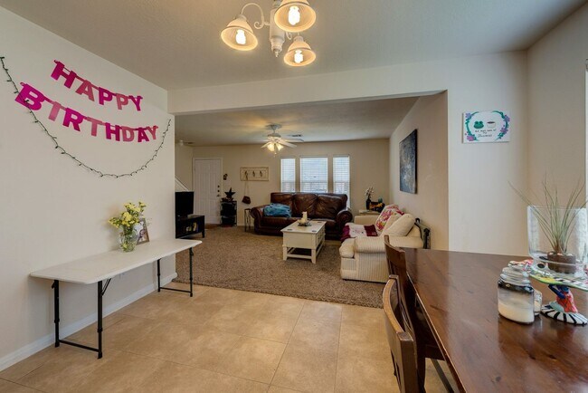 Foto del edificio - AUGUST 2025 PRE-LEASE Beautiful 3 Bed, 3.5...