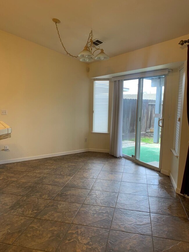 Foto del edificio - 3 Bedroom 2 Bath available Now