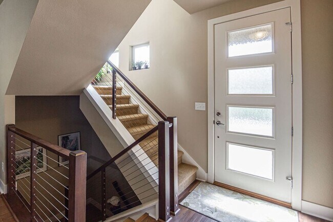 Building Photo - Modern 5 Bedroom 4 Bath house near Spring ...