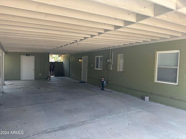 Building Photo - 1301 E Kaler Dr