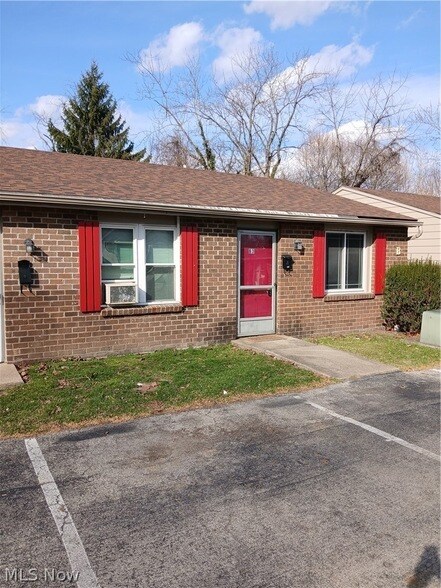 Building Photo - 31 Elm St