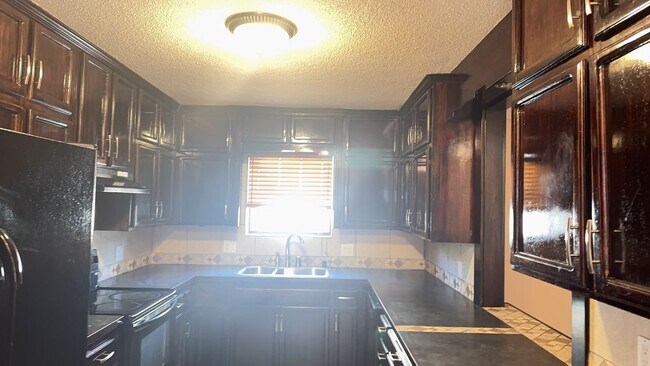 Building Photo - Pet Friendly property!