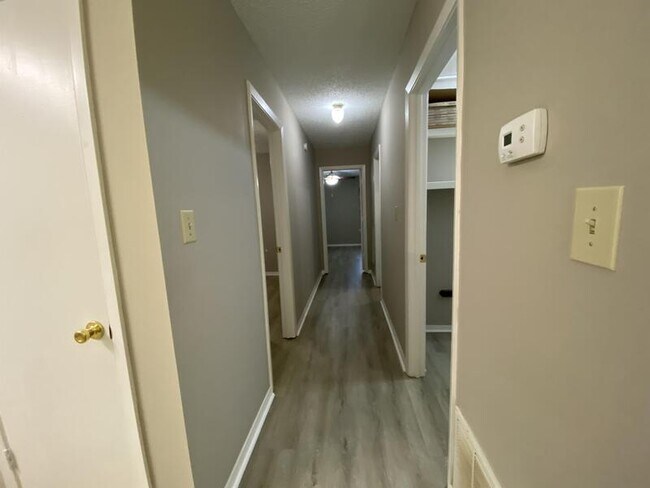 Building Photo - 411A Lindale St