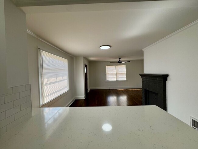 Foto del edificio - Renovated 2 bedroom 1 bathroom house ready...