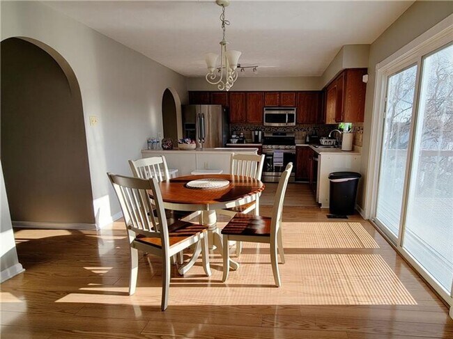 Foto del edificio - Spacious 4-Bedroom 3.5 bath Colonial with Pool & Modern Upgrades