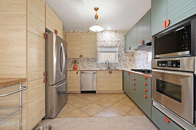 Foto del edificio - 930 E Whitton Ave