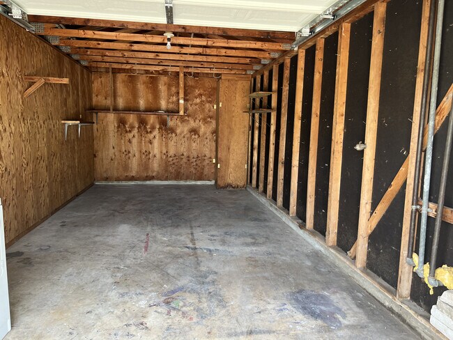 Cochera - 6700 Montgomery Dr