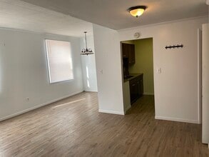 Building Photo - 105 E Poplar St