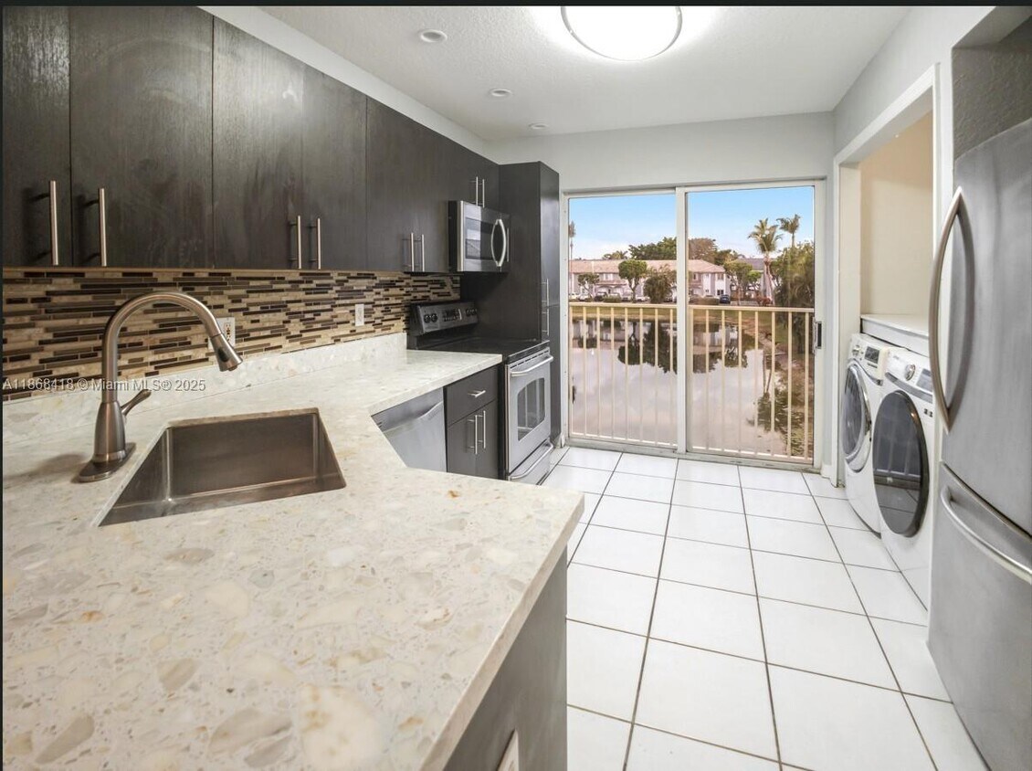 Foto principal - 5755 NW 109th Ave