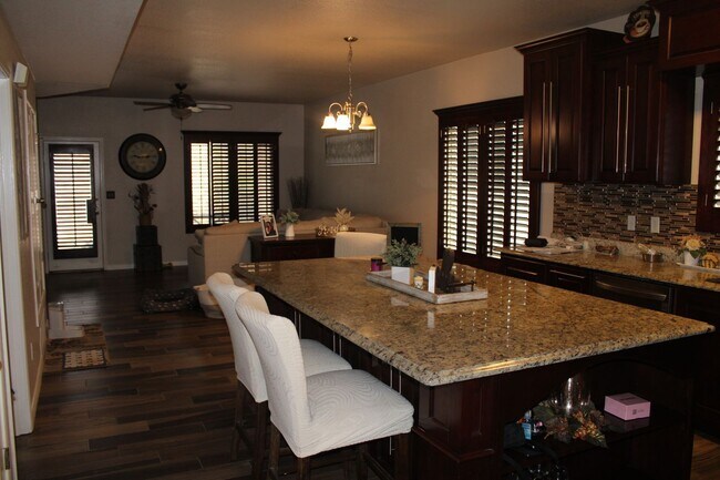 Foto del edificio - 336 Emerald Woods St