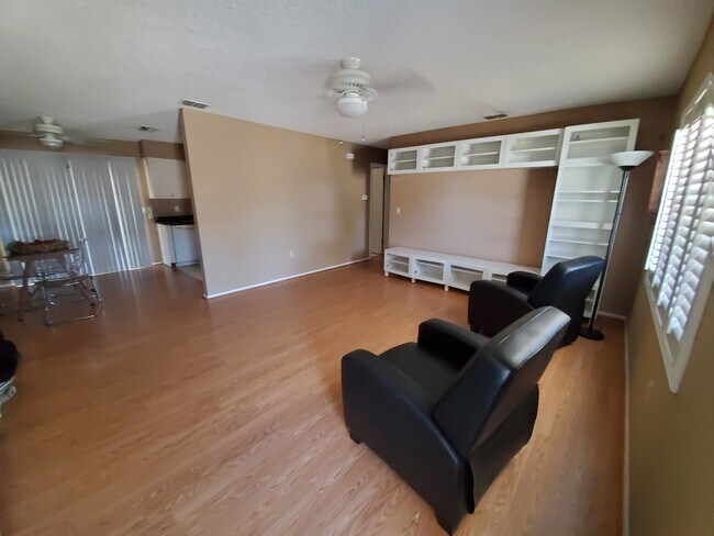 Foto del edificio - 5628 Rhonda Ct