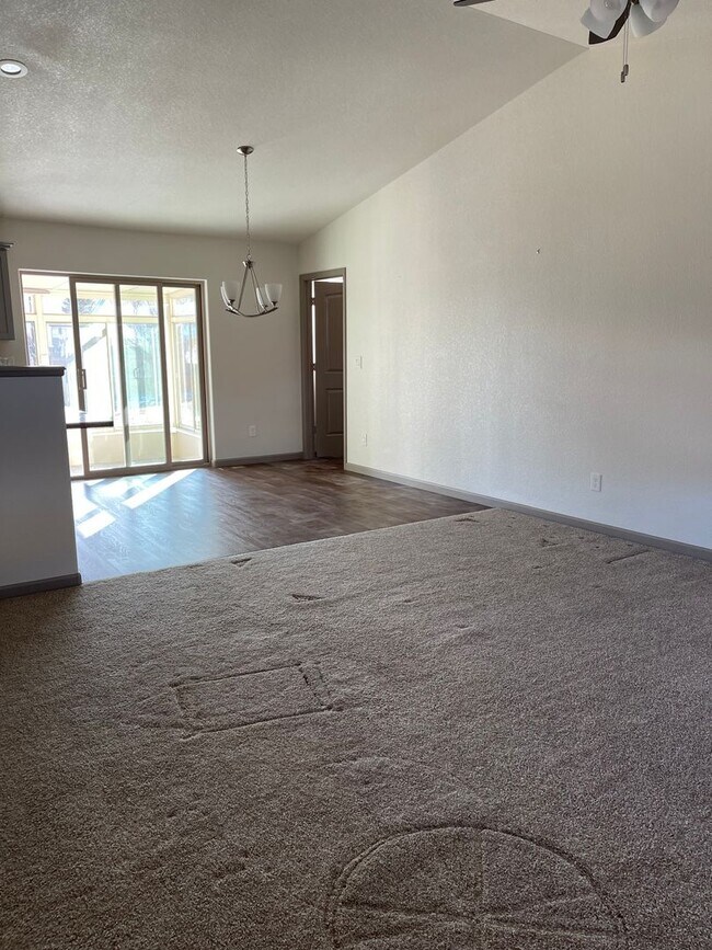 Foto del edificio - 3 Bedroom 2 Bath With a 2 car garage