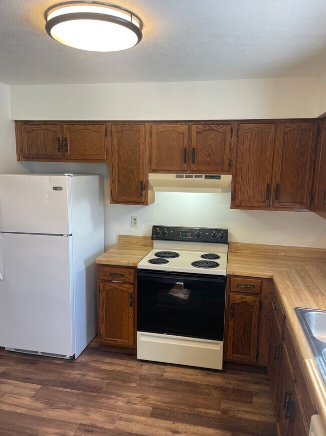 Building Photo - Immaculate Updated 1 Bedroom