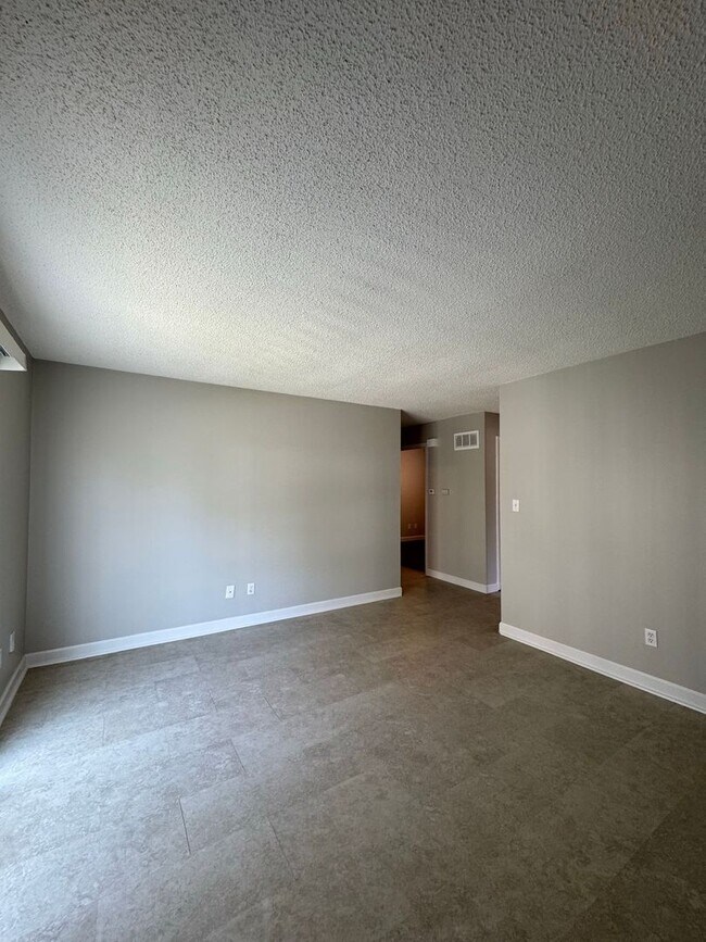 Foto del edificio - 2 Bed Duplex with Bonus Room & Garage