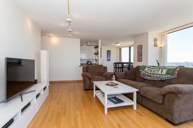 Foto del edificio - 2650 N Lakeview Ave