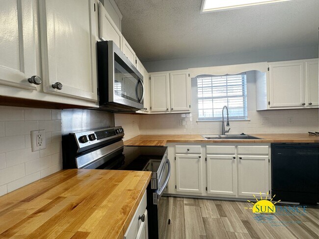 Building Photo - Stunning 3 Bedrooms Home in Fort Walton Be...