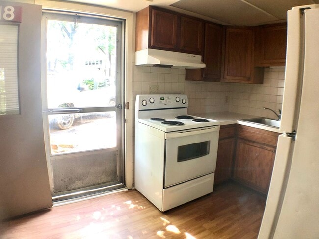 Foto del edificio - $1,200 - 2 Bed/1 Bath Private area near th...
