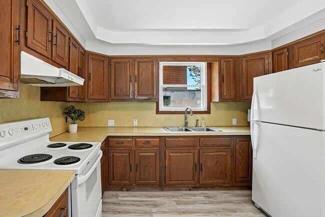 Building Photo - 35 Canna Dr
