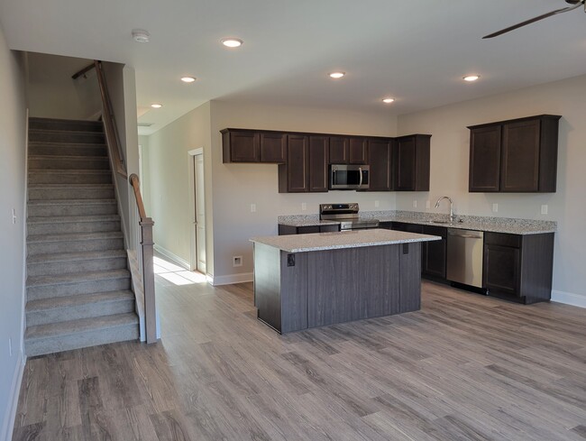 Building Photo - 475 Harper Village Way