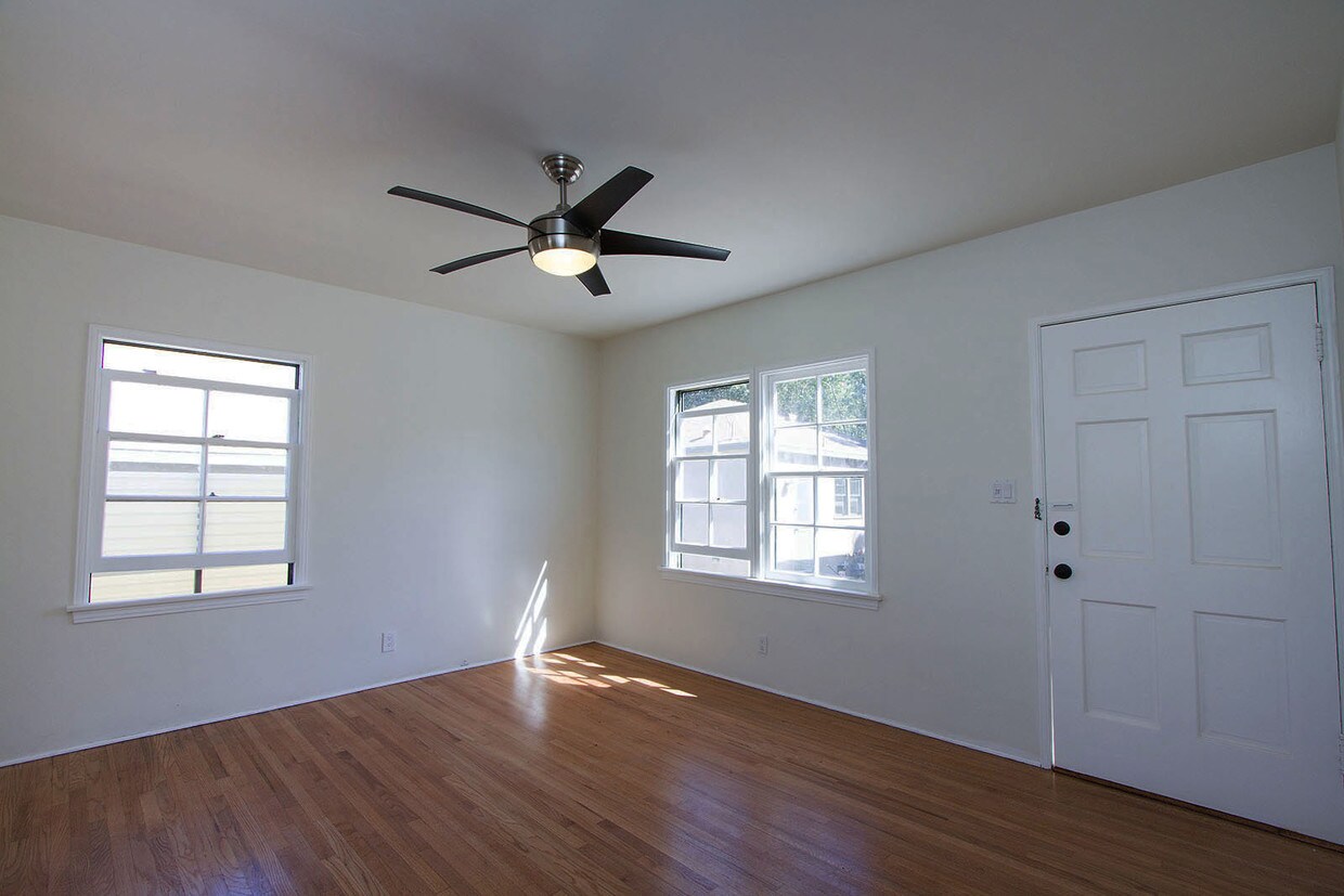 Living room w ceiling fan - 817 E Edgeware Rd