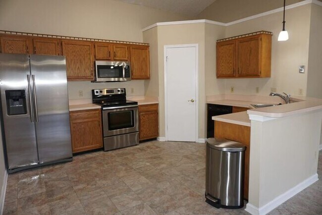 Building Photo - 3 Bedroom 2 bathroom House on the Southsid...