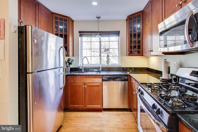 Building Photo - 4139 S Four Mile Run Dr