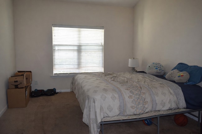 Building Photo - 10 Wyndham Dr