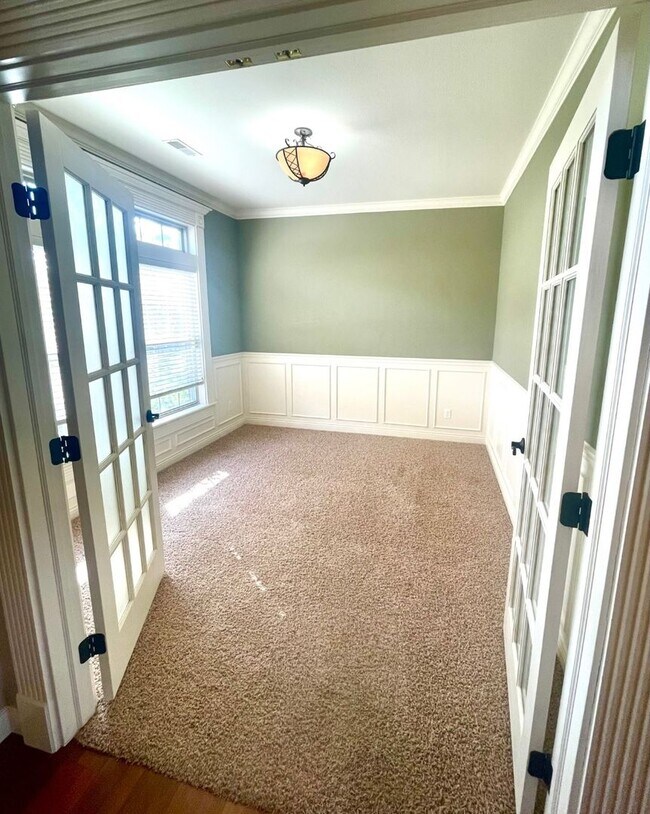 Foto del edificio - Beautiful & Spacious 4 Bedroom Home in the...
