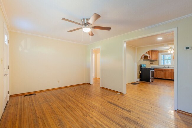 Building Photo - Convenient 2/1 home in the middle of town!