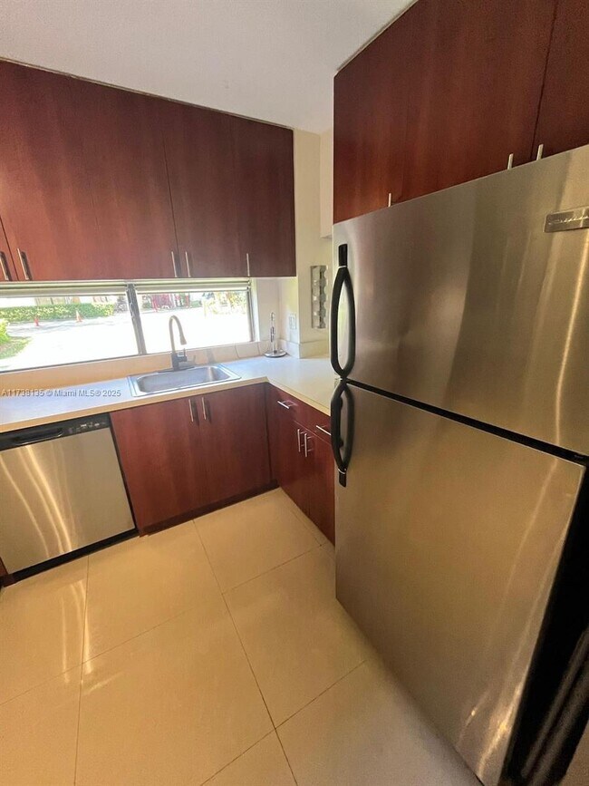 Foto del edificio - 16909 N Bay Rd