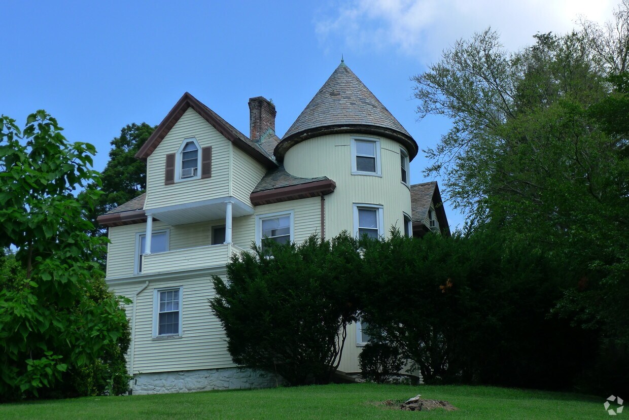 Building Photo - 12 Putnam Ave