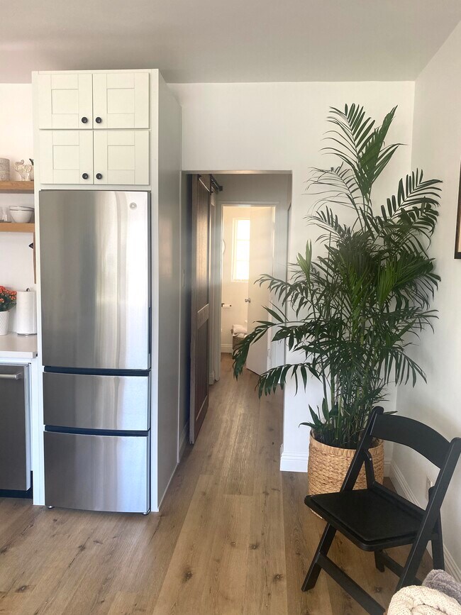 Foto del edificio - 1255 N HARPER Ave