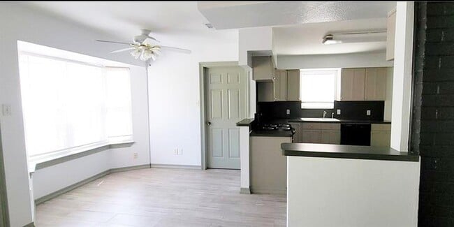 Building Photo - 16318 Forest Way Dr