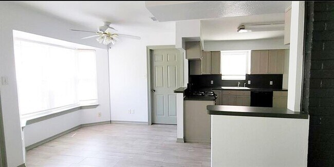 Foto del edificio - 16318 Forest Way Dr