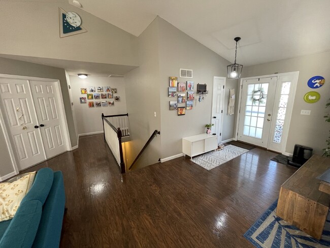 Building Photo - Charming 3-Bed, 3-Bath with 1822 Sq. Ft. i...