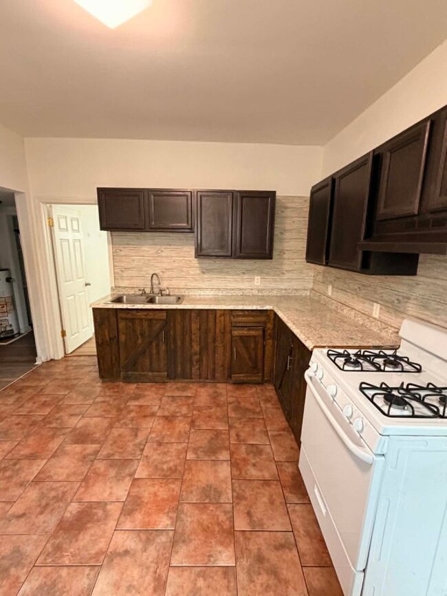 Building Photo - Cute 2 bedroom / 1 bathroom house Joplin Mo!!