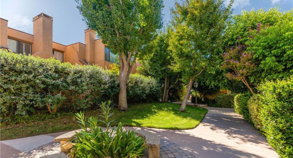 Walk distance to Ventura Blvd - 5243 Yarmouth Ave