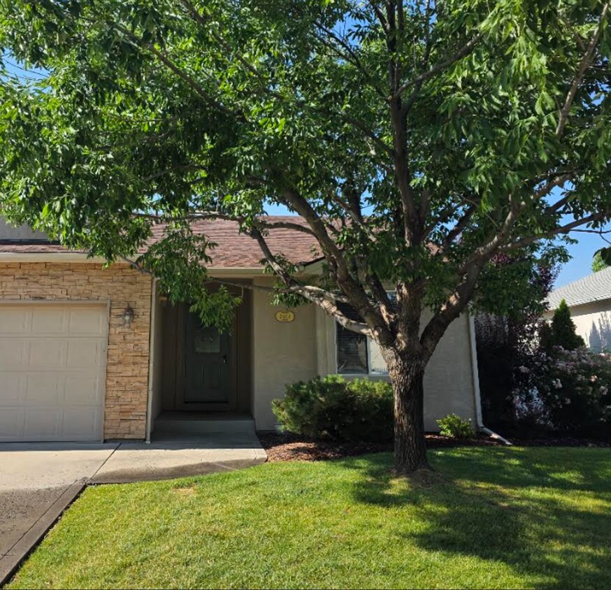 Beautiful single level townhouse located in quiet northwest area. - Beautiful single level townhouse located in quiet northwest area.