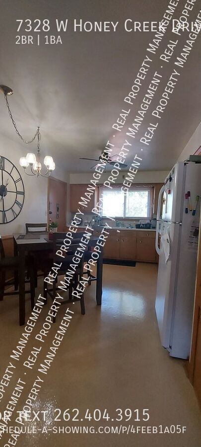 Building Photo - Spacious 2 Bedroom Lower Apartment