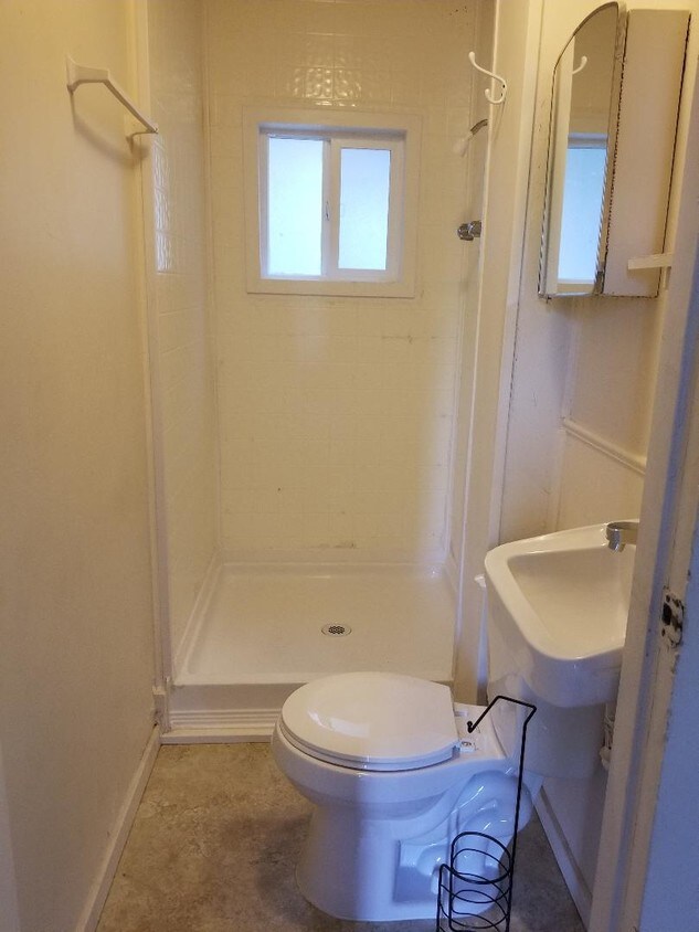 4070 Railroad Ave Unit 7, Redding, CA 96001 Room for Rent in Redding