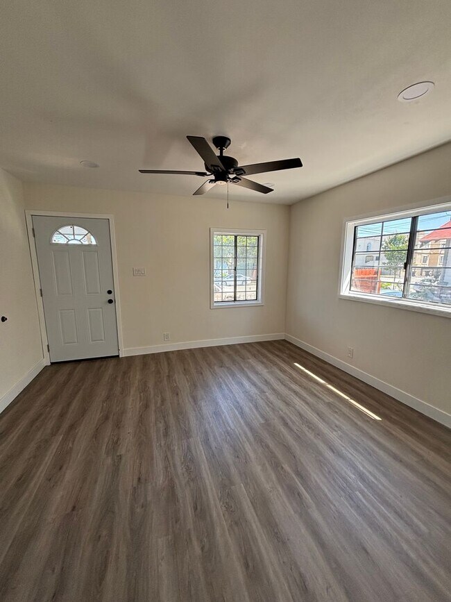 Foto del edificio - 1028 E 10th St