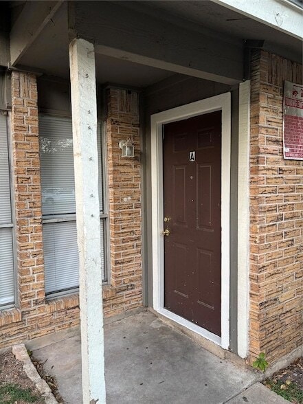 Building Photo - 1210 Southport Dr