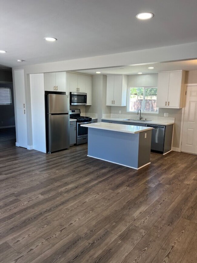 Building Photo - Beautiful 3bedroom house