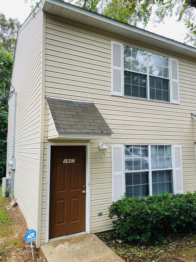 Building Photo - Spacious Townhome off Blairstone