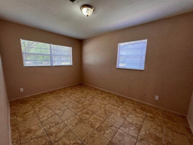 Foto del edificio - 4746 Norwood Ave