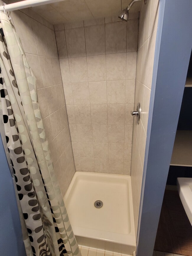 Baño arriba - 3507 17th Ave NW