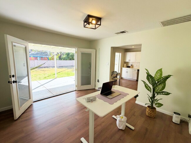 Foto del edificio - 1325 E Don Carlos Ave