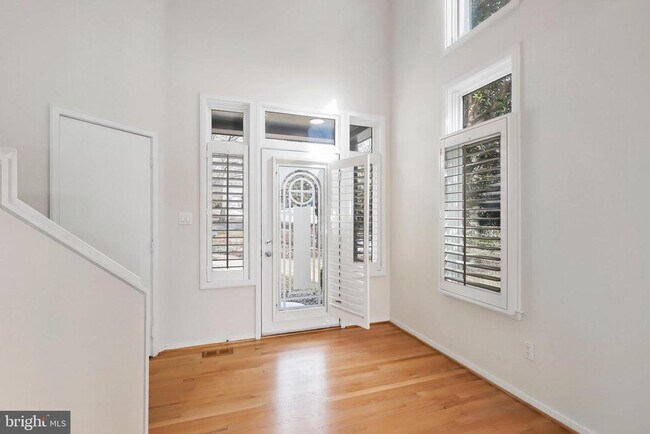 Foto del edificio - 1460 Waterfront Rd