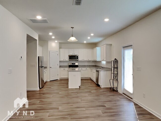Building Photo - 367 Rayland St